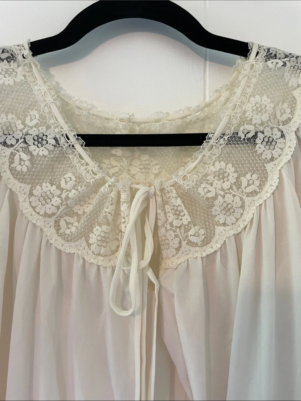 Vintage Women's Cream Lace-Trim Nightgown